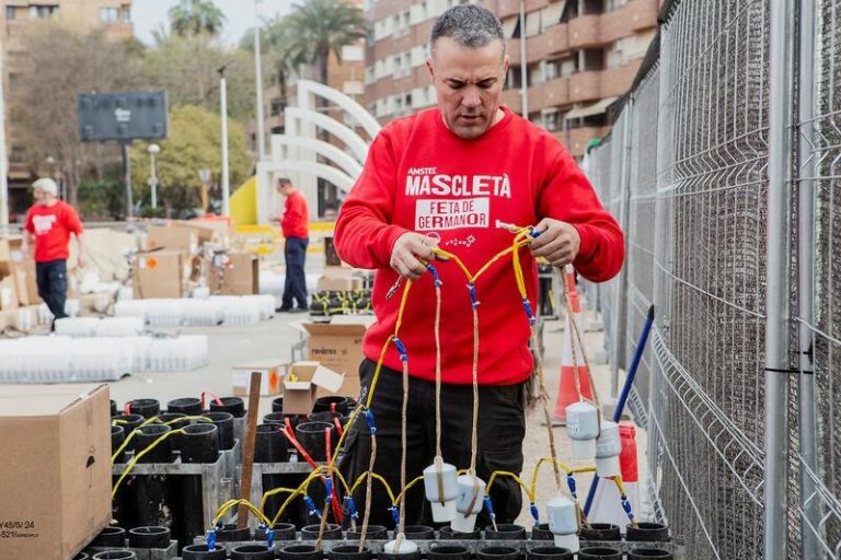 Los pirotécnicos Caballer y Vulcano ultiman la mascletà simultánea para disparar 3.600 kilos de pólvora en l’Horta Sud