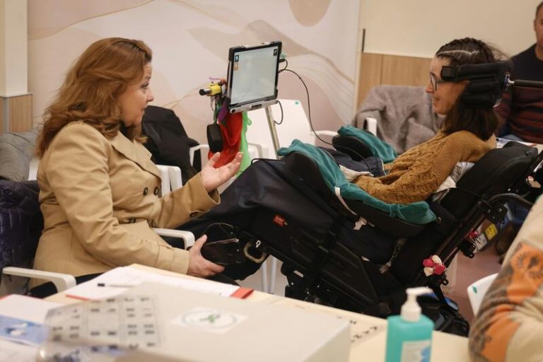 Arranca la Escuela de Cuidadores para pacientes con ELA en Hospital Isabel Zendal con formación para familiares