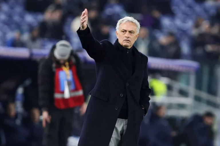 Acusan a Mourinho de racista y arde el fútbol turco