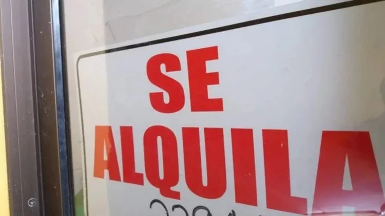 Cartel de anuncio de alquiler en España Fuente: Europa Press