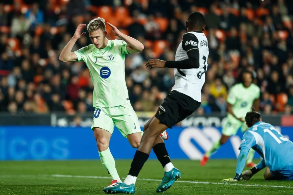 Barcelona Vence A La Ud Las Palmas Y Mantiene El Liderato Gracias A Dani Olmo Y Ferran Torres