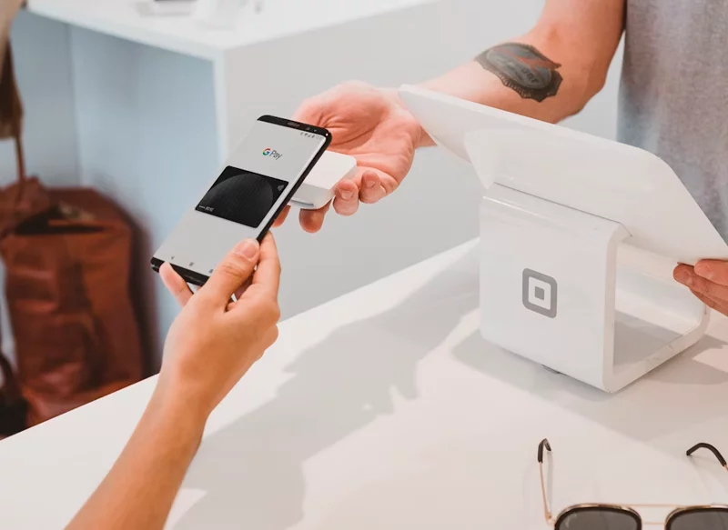 CÓMO PAGAR DE FORMA SEGURA CON EL MÓVIL Y 'CONTACLESS'