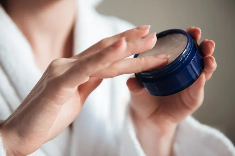 Deja de aplicarte crema Nivea en esta parte de la cara ahora mismo