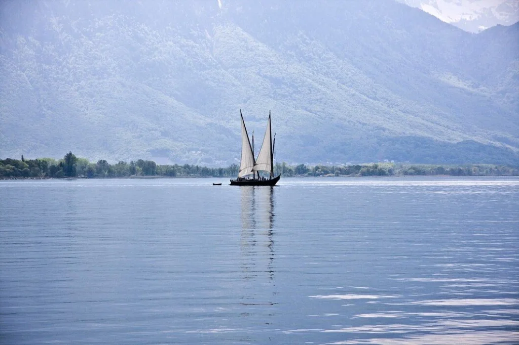 ¿Es Más Rápido Un Barco De Lujo Que Un Velero?