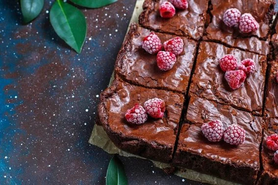 Estos son los ingredientes que vas a necesitar para hacer este brownie de chocolate y frambuesas