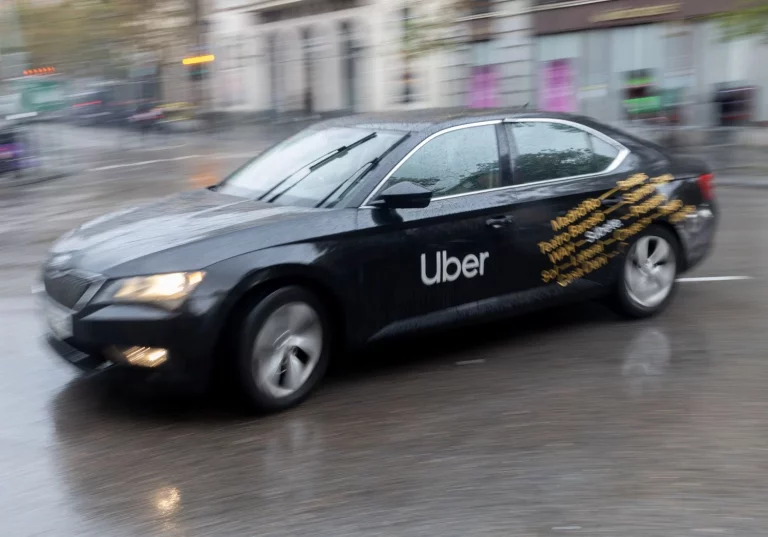 Ayuso abre las ZBE a los coches de Uber, Cabify y Bolt con etiqueta C