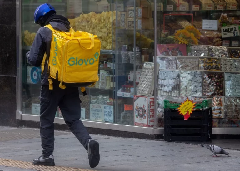 Los riders de Glovo denuncian un trato de favor a las flotas frente a los autónomos