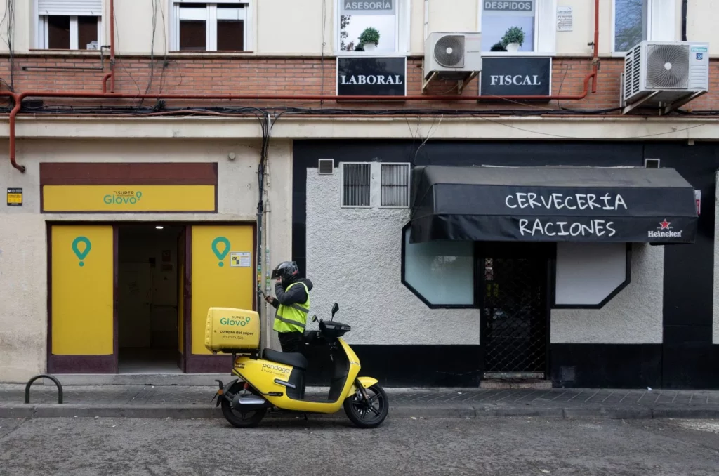 Europapress 6381727 Repartidor Glovo Diciembre 2024 Madrid Espana Tecnologica Espanola Glovo 5
