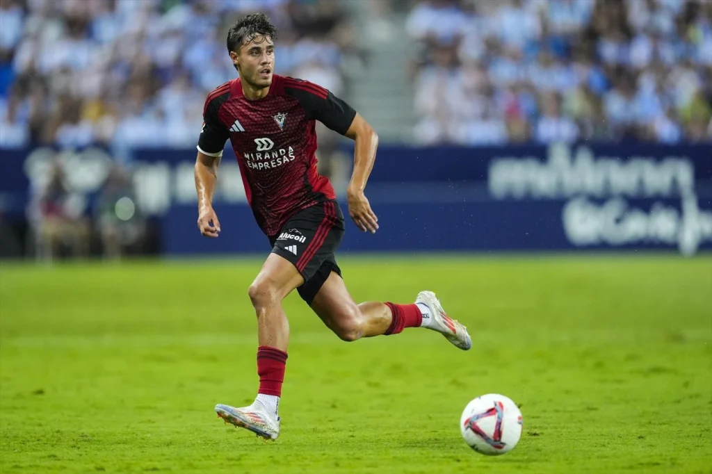 El Jugador Clave Del Cd Mirandés Que Puede Acabar En Osasuna Gracias Al Athletic 1 Osasuna Pide La Cesión De Hugo Rincón En La Operación Por Areso Y El Cd Mirandés Tiembla. Fuente: Laliga Hypermotion