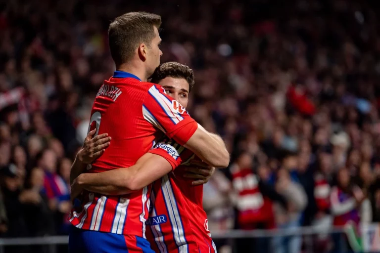 Julián Álvarez mete presión al FC Barcelona
