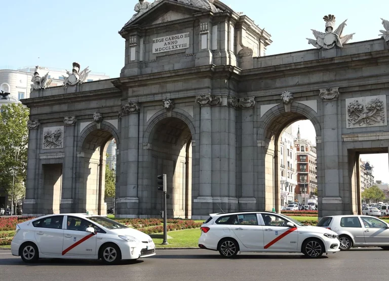 La evolución de los taxis de Madrid y lo que esconde su franja roja