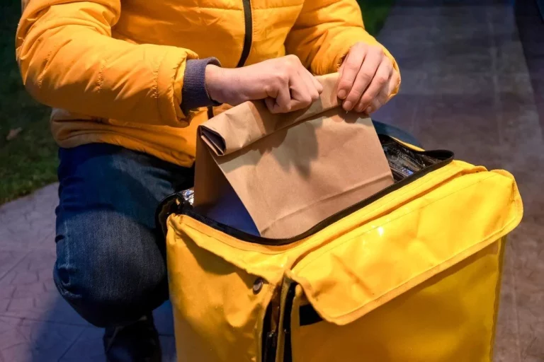 «Nos podemos quedar con tu pedido»: Un repartidor de Glovo advierte a los clientes de comida a domicilio en Cádiz
