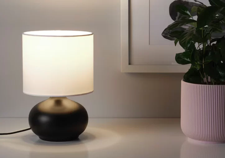 Tu mesita de noche necesita estas lámparas de mesa de IKEA que dan otro toque a tu dormitorio