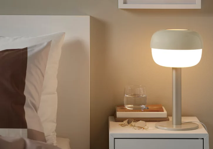 Tu mesita de noche necesita estas lámparas de mesa de IKEA que dan otro toque a tu dormitorio