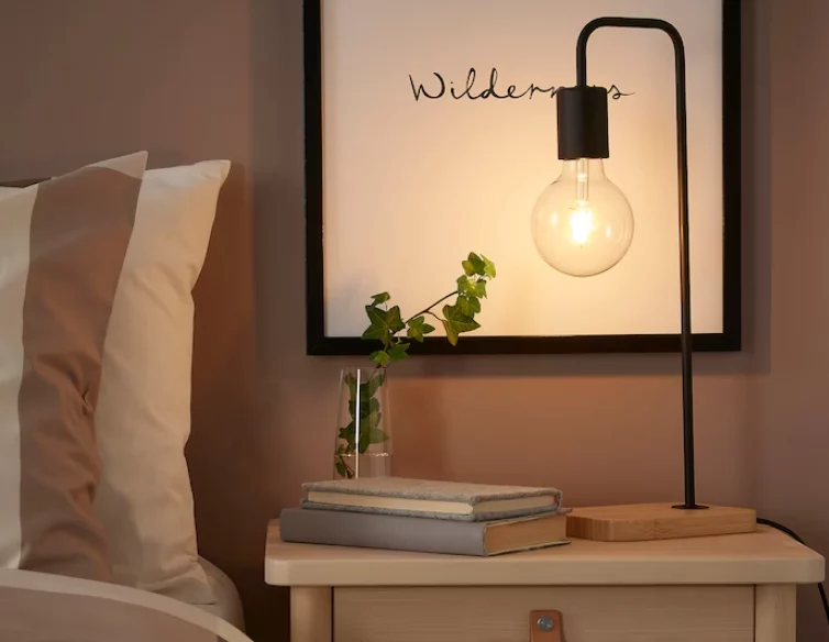 Tu mesita de noche necesita estas lámparas de mesa de IKEA que dan otro toque a tu dormitorio