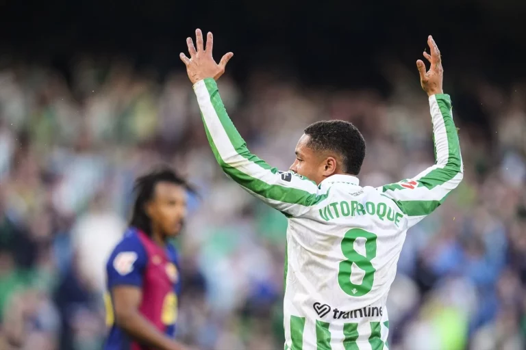 El factor que acelera la salida de Vitor Roque del Betis ya