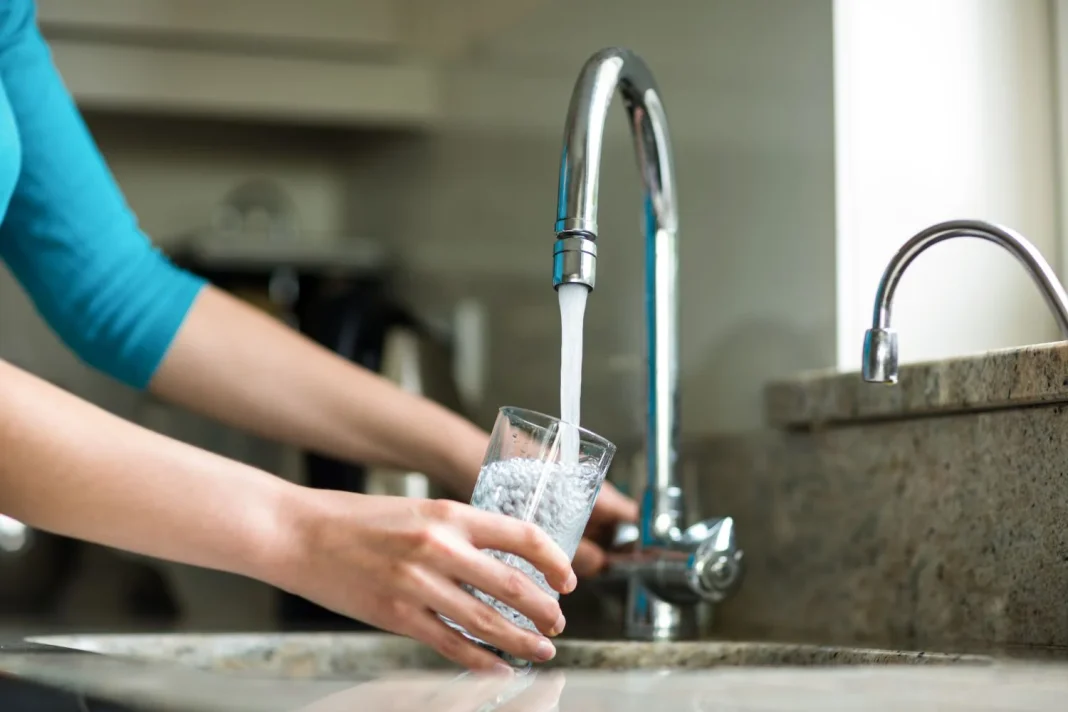 Más allá del gusto: beber del grifo también es un gesto ecológico