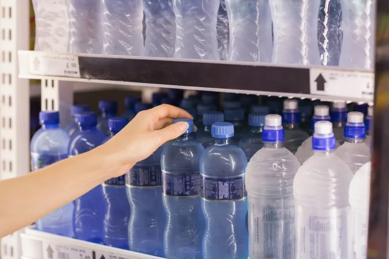 El oscuro secreto del agua embotellada que nadie te cuenta