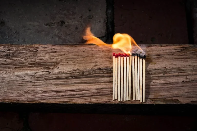 ¿Por qué es crucial eliminar el hollín tras un incendio?