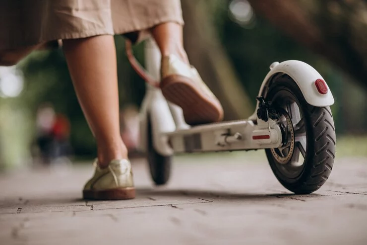 La DGT habla de la edad mínima para ir en patinete eléctrico