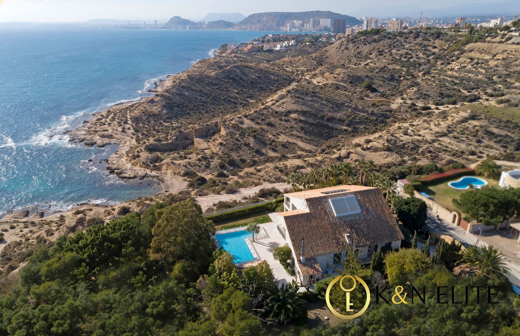 Sale al mercado en un enclave privilegiado una exclusiva villa con las mejores vistas de Alicante 1 Sale al mercado en un enclave privilegiado una exclusiva villa con las mejores vistas de Alicante