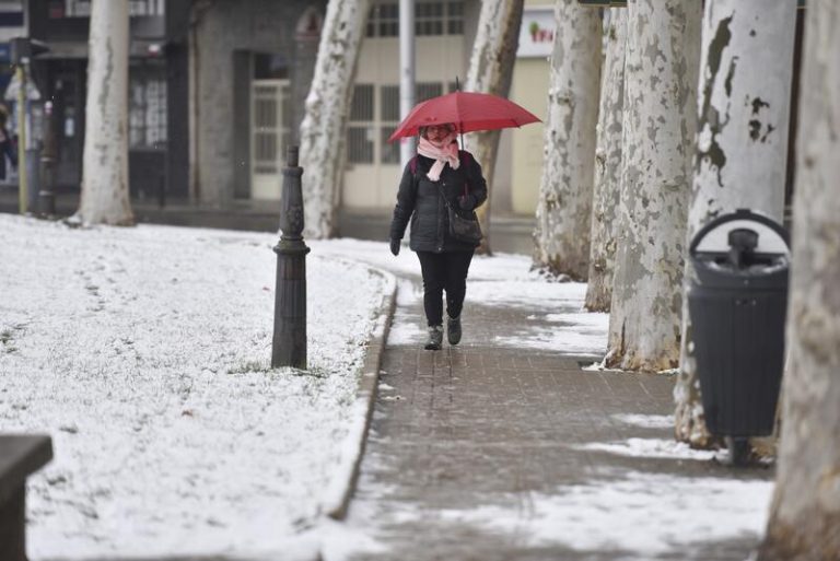 Media España en alerta por la borrasca Konrad: nieve, viento y olas azotan la península