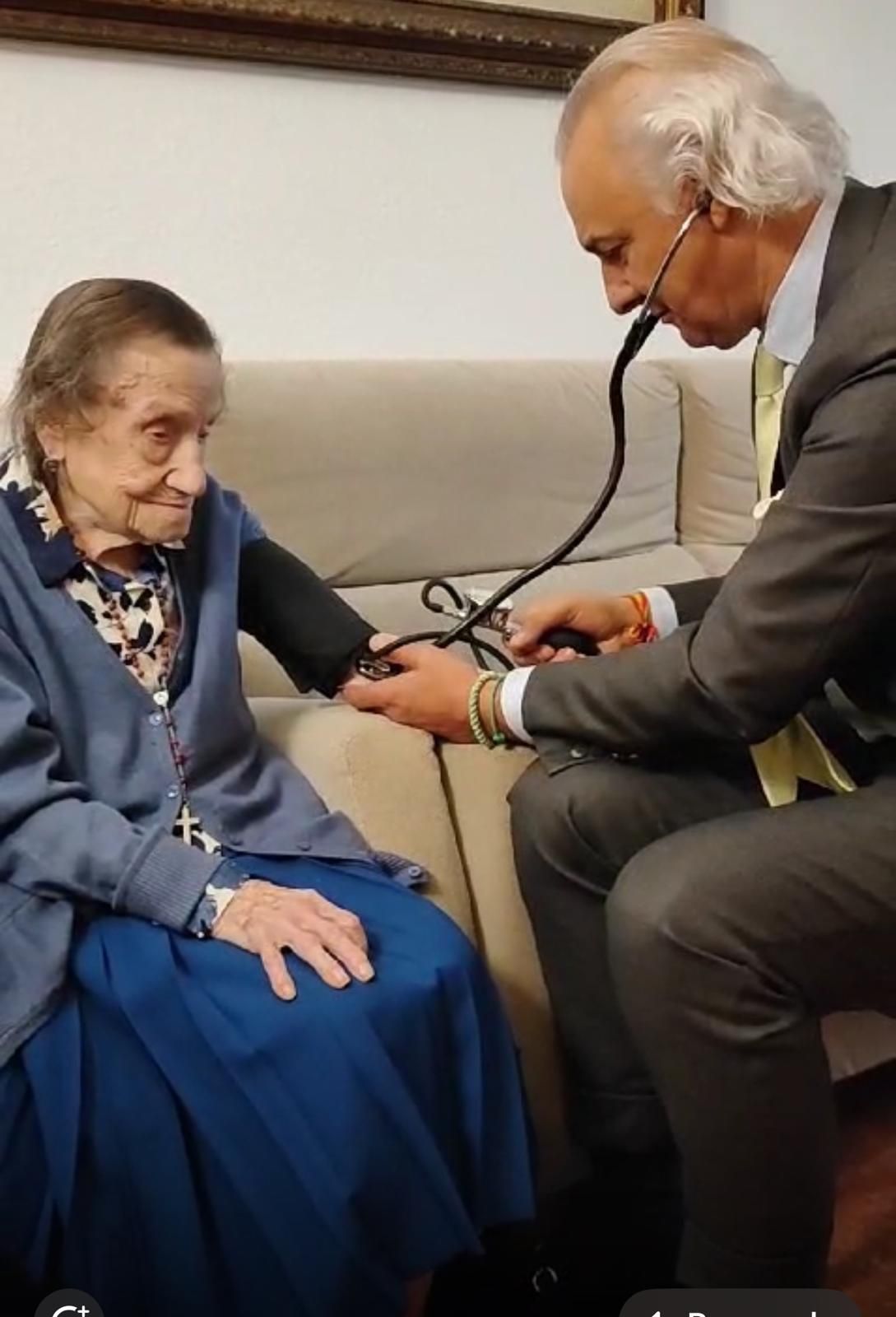 Angelina Torres Cumple 112 Aos Con El Dr Manuel De La Pea