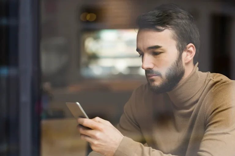La falsa realidad de la IA que engancha a los usuarios: Parejas virtuales, conversaciones con fallecidos…