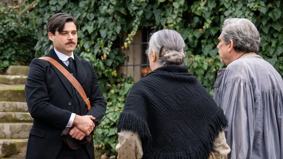Manuel Se Refugia Con Antonio Y Ñica  