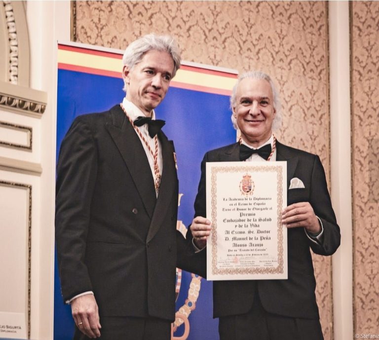 El Dr. de la Peña recibe la distinción ‘Embajador de la salud y de la vida’ de la Academia de la Diplomacia