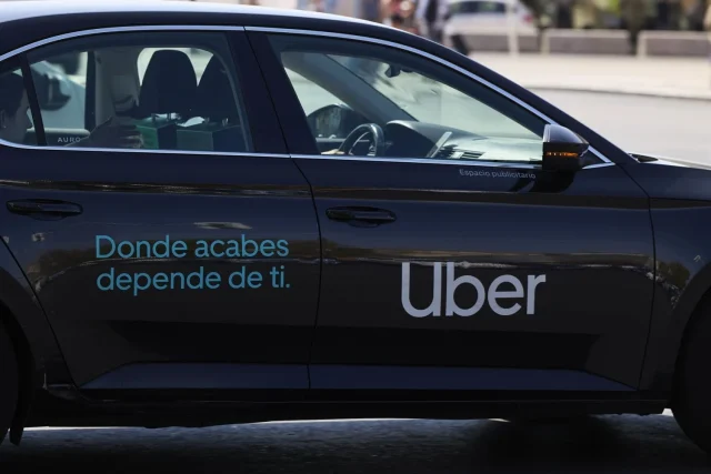 España Arma A Los Ayuntamientos Para Poner Coto A La ‘Fiesta’ De Precios De Uber Y Cabify