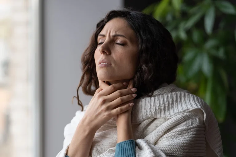 Este síntoma pasa desapercibido, pero podría ser la primera señal del cáncer de garganta
