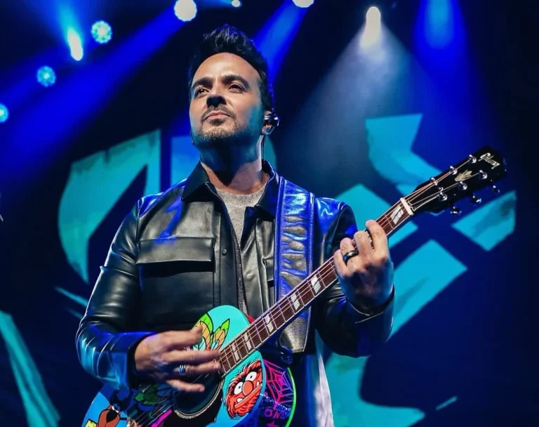JoGis Art personaliza la guitarra exclusiva de Luis Fonsi en su gira «25 años Tour»