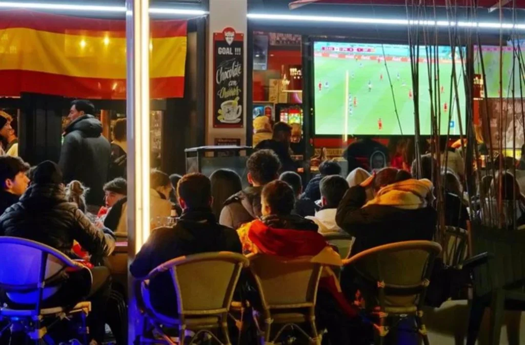Personas Viendo El Fútbol En Un Bar