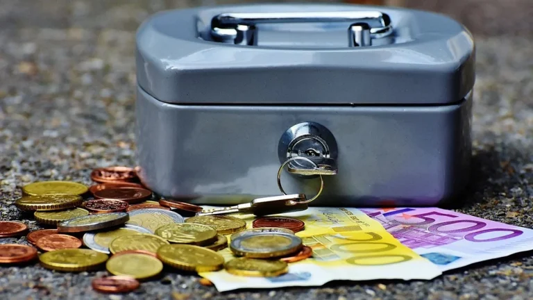 Los ‘gastos vampiro’ que ponen en peligro tus ahorros