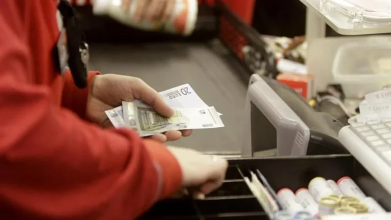Mercadona, Alcampo, Dia… Cuánto cobra un cajero de supermercado en España