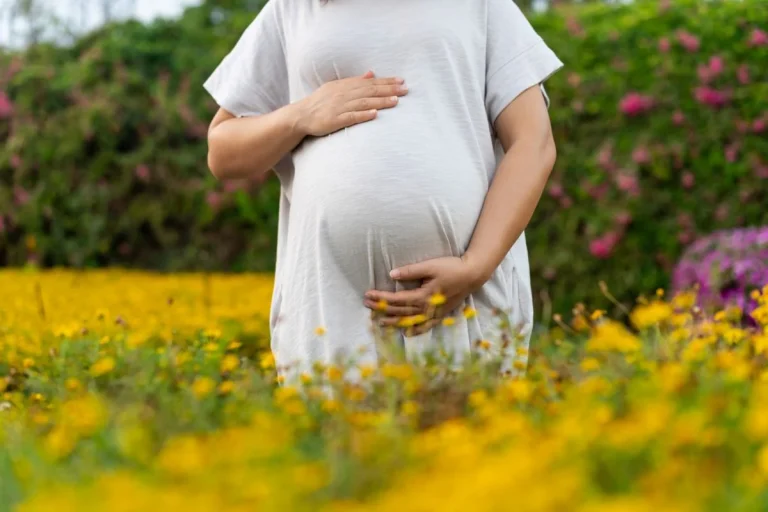 La maternidad tardía y la baja fertilidad en países avanzados provocará un fuerte impacto económico y social, según Ivirma