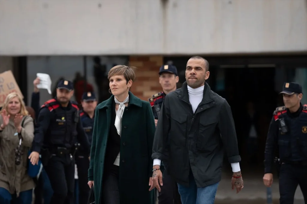 Dani Alves Saliendo Del Juicio