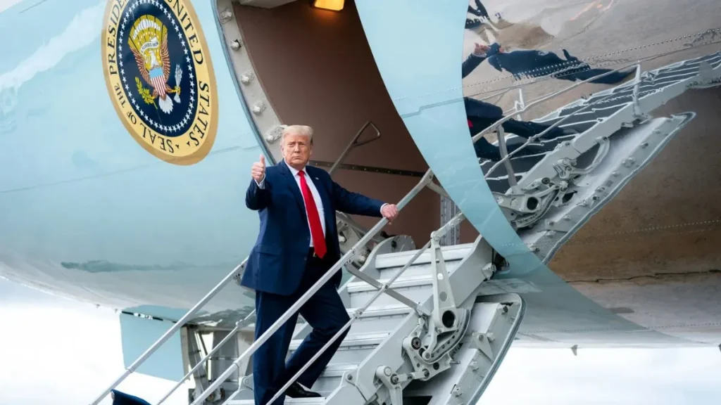 Donald Trump A Punto De Viajar En El Air Force One De Los Estados Unidos