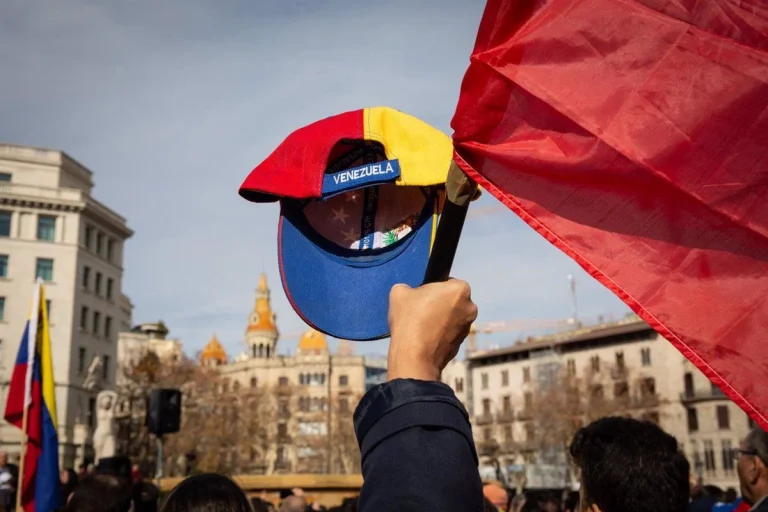 Drama en Barcelona con la Policía Nacional y los 19 jóvenes venezolanos abandonados en Europa