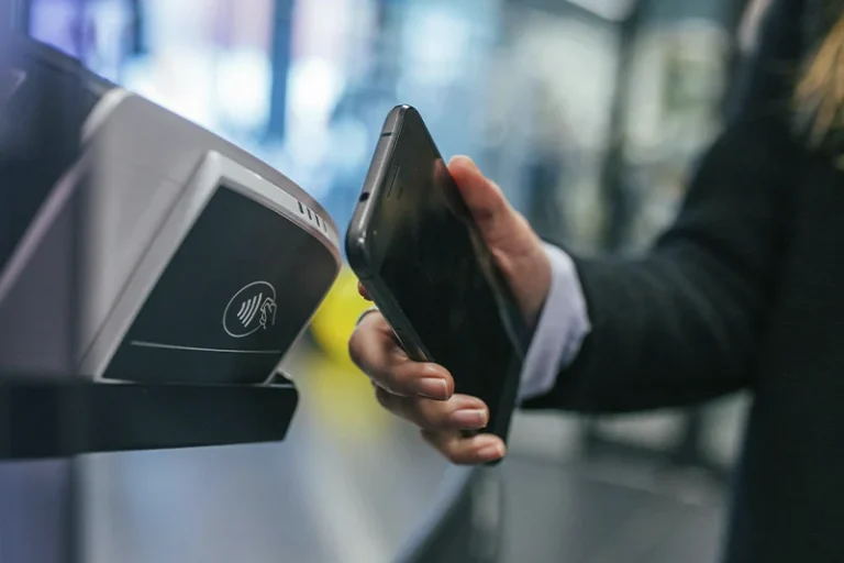La Policía Nacional te recomienda hacer esto en tus pagos ‘contactless’ por seguridad