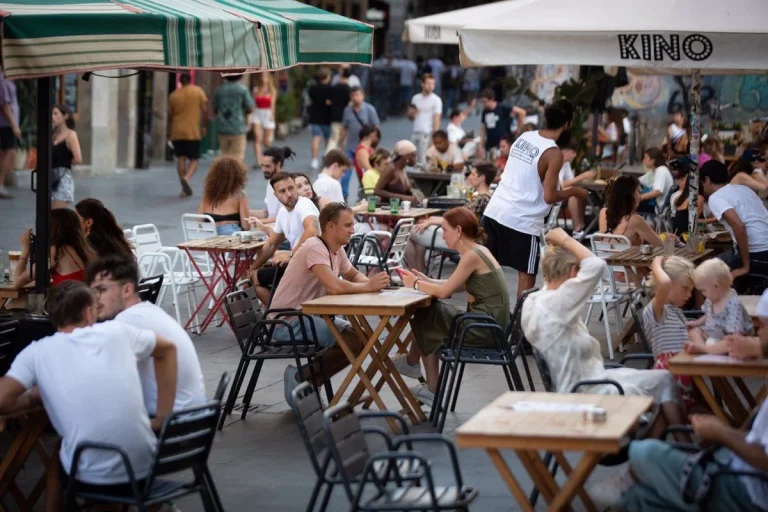 La UE levanta ampollas en bares y hoteles con la nueva normativa de plásticos