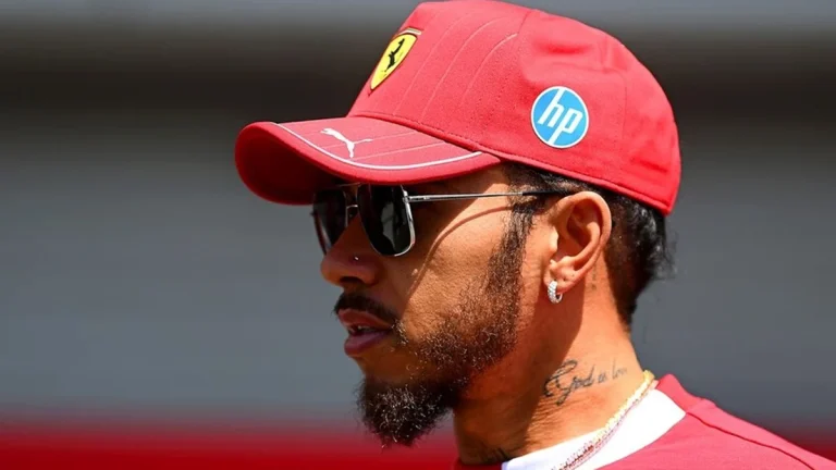 Lewis Hamilton apaga el primer gran incendio en Ferrari
