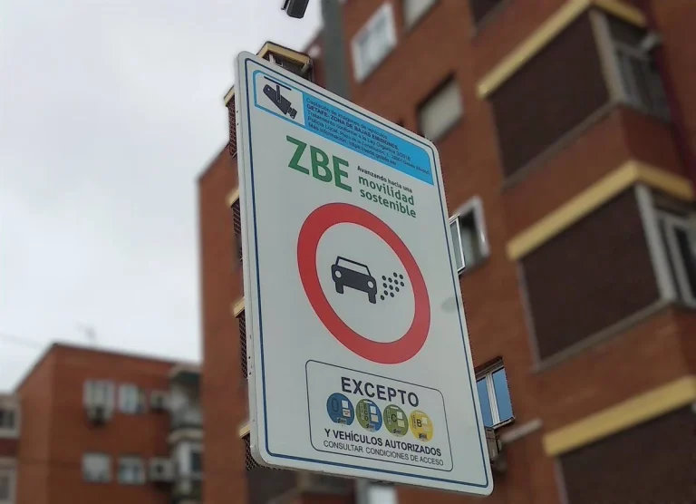 Los conductores vetados por las ZBE, indignados: «Pagamos por no usarlo»