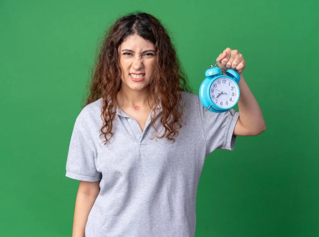 Este 'bio-hack' nutricional promete 'resetear' tu metabolismo en solo 72 horas 9 Moncloa aggressive young pretty caucasian girl holding alarm clock Moncloa