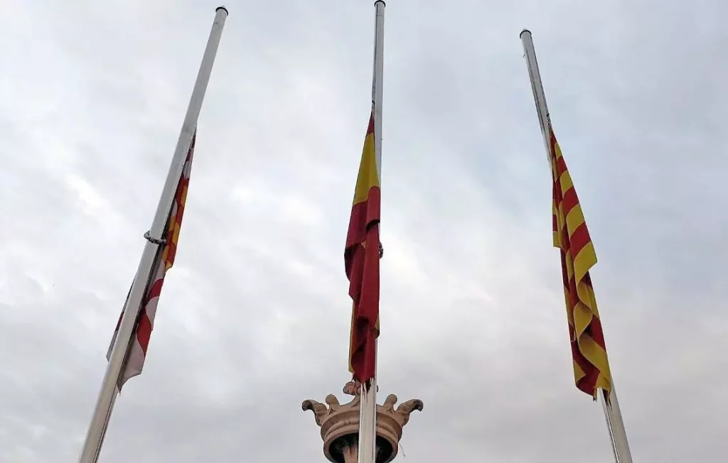 Las Incongruencias Del Luto Oficial En España Tras La Muerte Del Papa 2 Banderas A Media Asta En El Ayuntamiento De Barcelona