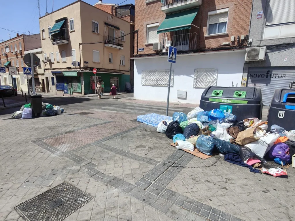 Acumulación De Basura En El Barrio De Usera En Verano De 2024