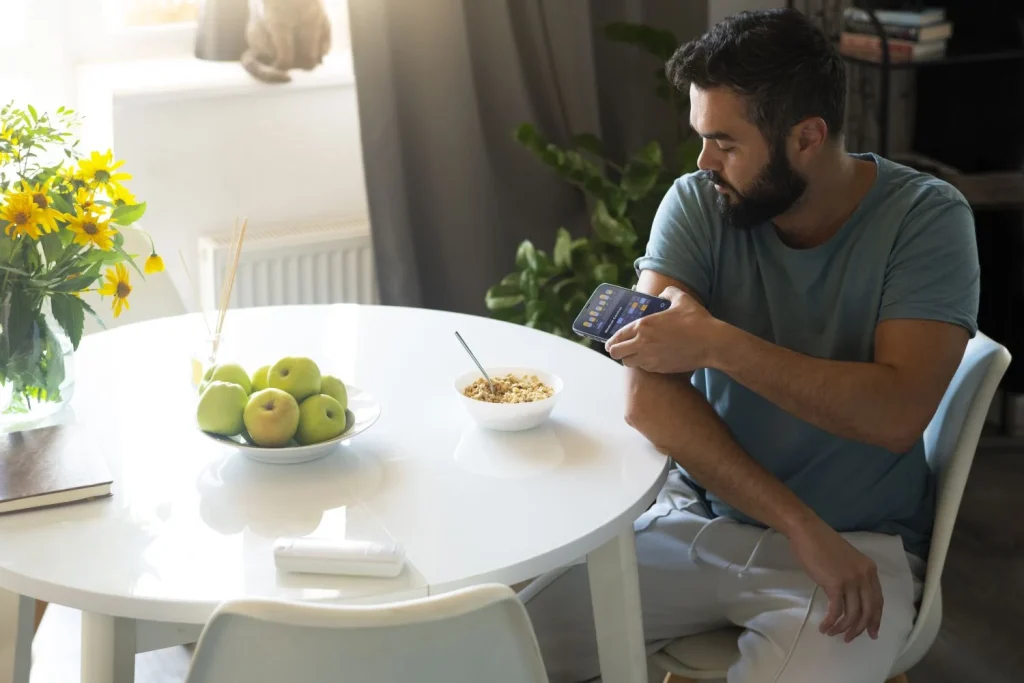 Este 'bio-hack' nutricional promete 'resetear' tu metabolismo en solo 72 horas 8 Moncloa diabetic man checking glucose patch sensor Moncloa