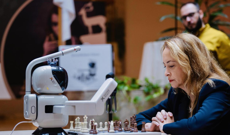 SenseRobot triunfa en el enfrentamiento contra la Campeona Mundial de Ajedrez Femenino