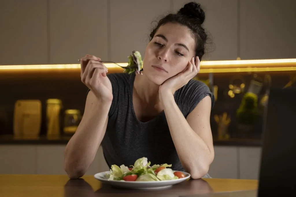 Este 'bio-hack' nutricional promete 'resetear' tu metabolismo en solo 72 horas 10 Moncloa woman trying eat healthy home Moncloa